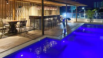 Bar à beira da piscina