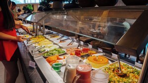 A buffet with various food items and beverages. - BALI MAR HOTEL (Natal)