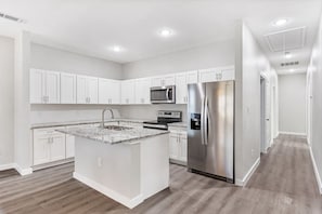 Réfrigérateur, micro-ondes, four, plaque de cuisson