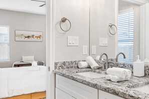 Sèche-cheveux, serviettes fournies, savon, papier toilette