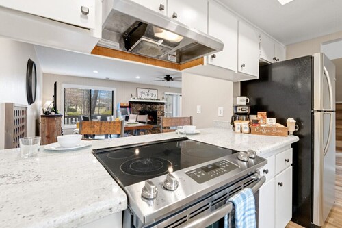 County Club Townhome *Packman Game, Xbox, Golf course Views, Near Forest Edge