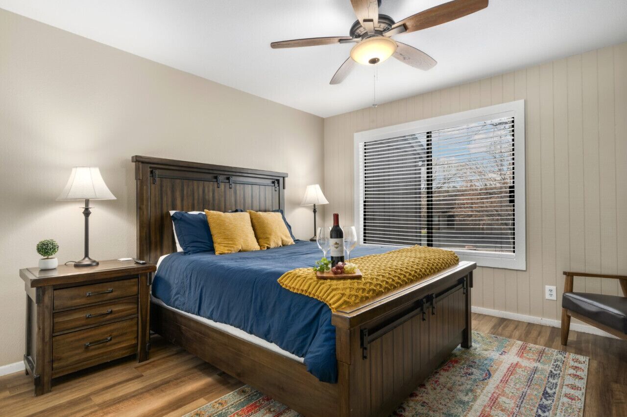 3 habitaciones, escritorio y tabla de planchar con plancha 