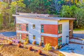 Exterior - Beautiful apartments with fireplace, partial ocean views, washer/dryer, grill (Gold Beach)