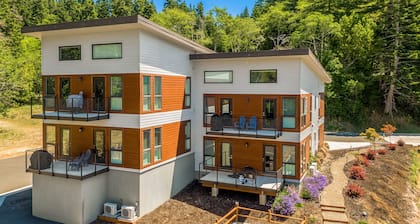 Sunny apartments with fireplace, partial ocean views, washer/dryer, grill & AC