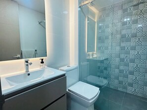 Shower, towels, soap, toilet paper - Modern, only half a block from CC. Unicentro, parking, wifi. (Bogotá)