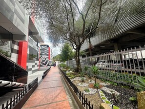 Property grounds - Modern, only half a block from CC. Unicentro, parking, wifi. (Bogotá)
