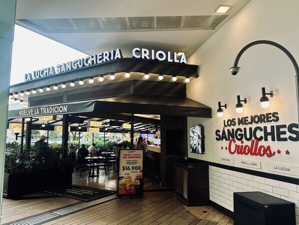 Outdoor dining - Modern, only half a block from CC. Unicentro, parking, wifi. (Bogotá)