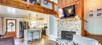 Hot Tub & Movie Room: Updated Cabin in Ellijay!