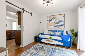 Smart-TV, peis og bøker