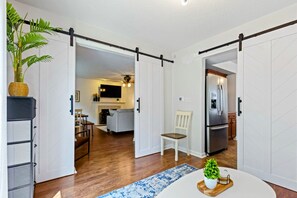 Smart TV, chimenea y libros 