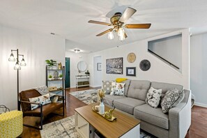 Smart TV, fireplace, books - Spacious Pet Friendly 5-bedroom house in charming Indianapolis with WiFi, AC (Indianapolis)