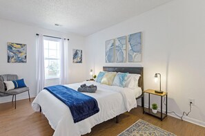 5 bedrooms, desk, iron/ironing board, free WiFi - Spacious Pet Friendly 5-bedroom house in charming Indianapolis with WiFi, AC (Indianapolis)
