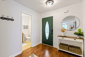 Séchoir à cheveux, serviettes fournies, savon, shampooing