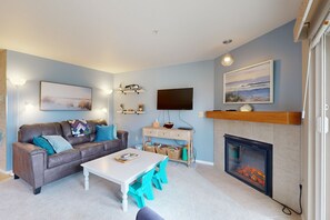 TV, fireplace, DVD player, books - Oceanfront Condo with stunning views, WIFI, W/D, fireplace, & great location (Long Beach)