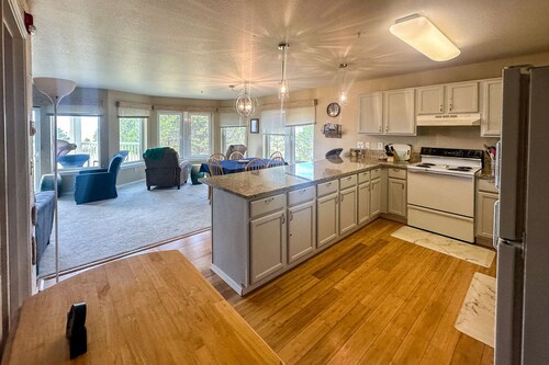 Oceanfront Condo with stunning views, WIFI, W/D, fireplace, & great location