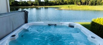 Shawnee National Forest Romantic Lake Cabin with Hot Tub, near Wine Trail