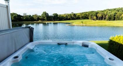 Shawnee National Forest Romantic Lake Cabin with Hot Tub, near Wine Trail