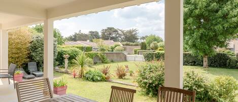 屋外ダイニングエリア