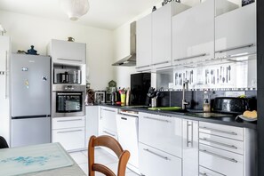 Kühlschrank, Mikrowelle, Ofen, Geschirrspüler