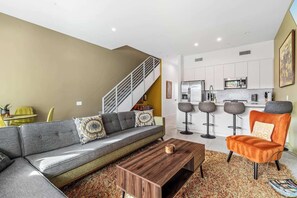 Televisión, chimenea y oficina