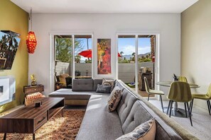 Televisión, chimenea y oficina