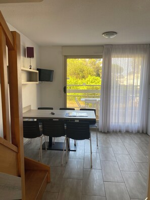 Dining - Duplex 6 pers 55m2 with large swimming pool and nearby sea. (Saint-Raphaël)