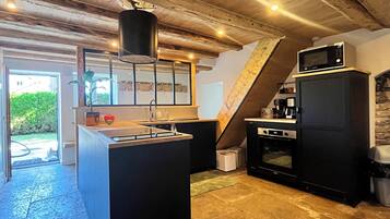 Een koelkast, een microgolfoven, een oven, een kookplaat