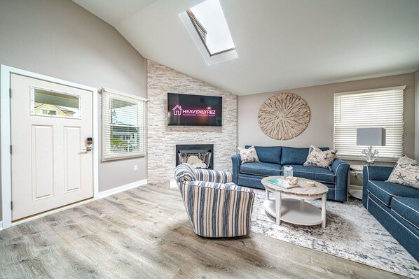 TV connectée, cheminée, livres