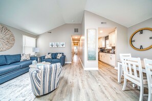 TV connectée, cheminée, livres