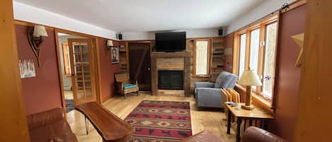 TV connectée, cheminée, livres