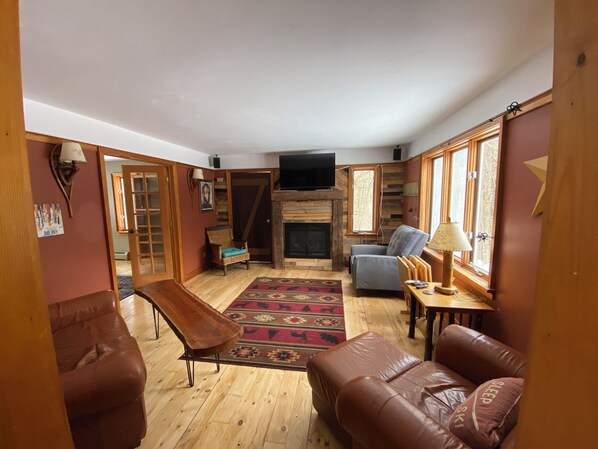 スマートテレビ、暖炉、書庫