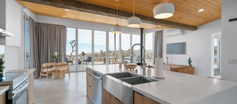 Alto Yucca- Joshua Tree Modern Glass house with private pool