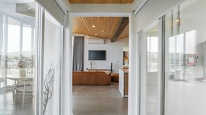 Interior - Alto Yucca- Joshua Tree Modern Glass house with private pool (Yucca Valley)