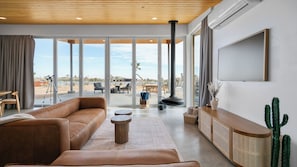 Smart TV, fireplace - Alto Yucca- Joshua Tree Modern Glass house with private pool (Yucca Valley)