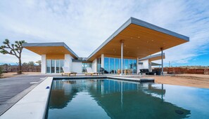 Pool - Alto Yucca- Joshua Tree Modern Glass house with private pool (Yucca Valley)