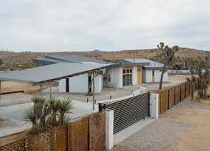 Exterior - Alto Yucca- Joshua Tree Modern Glass house with private pool (Yucca Valley)