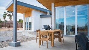 Outdoor dining - Alto Yucca- Joshua Tree Modern Glass house with private pool (Yucca Valley)