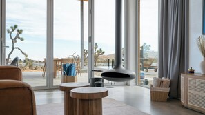 Interior - Alto Yucca- Joshua Tree Modern Glass house with private pool (Yucca Valley)