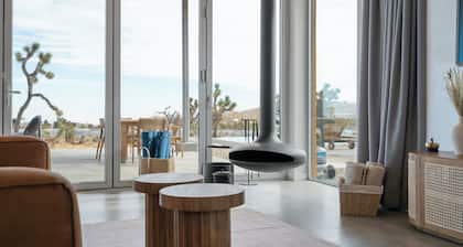 Alto Yucca- Joshua Tree Modern Glass house with private pool
