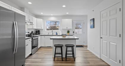 Modern Waters- Bright and Central- Walk to Downtown