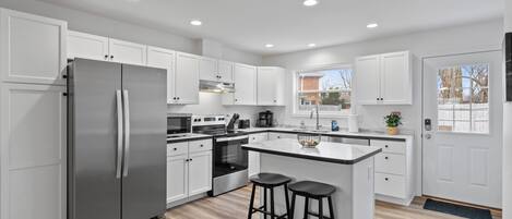 Jääkaappi, mikroaaltouuni, uuni, liesi