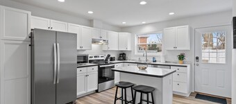 Modern Waters- Bright and Central- Walk to Downtown