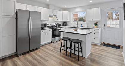 Modern Waters- Bright and Central- Walk to Downtown