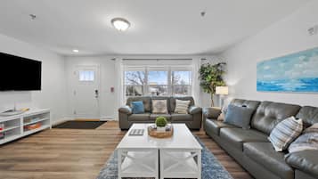 Een smart-tv en een tafeltennistafel