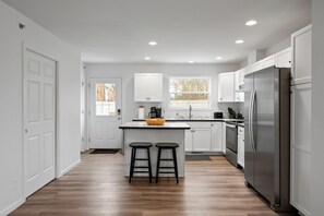 Jääkaappi, mikroaaltouuni, uuni, liesi