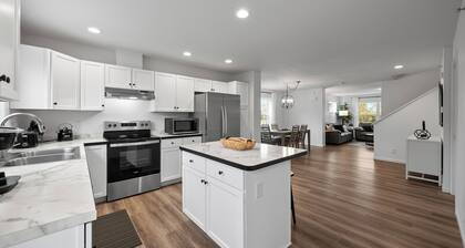 The Blackstone- Spacious and Comfy- Near Downtown