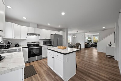 The Blackstone- Spacious and Comfy- Near Downtown