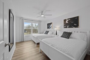 3 bedrooms, desk, iron/ironing board, free WiFi