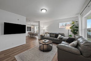 Smart-tv, tv-spel och ett bordtennisbord