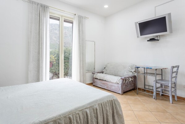 1 bedroom, free WiFi, bed sheets - Room 'Umberto I' with Balcony, Wi-Fi and Air Conditioning (Isola delle Femmine)